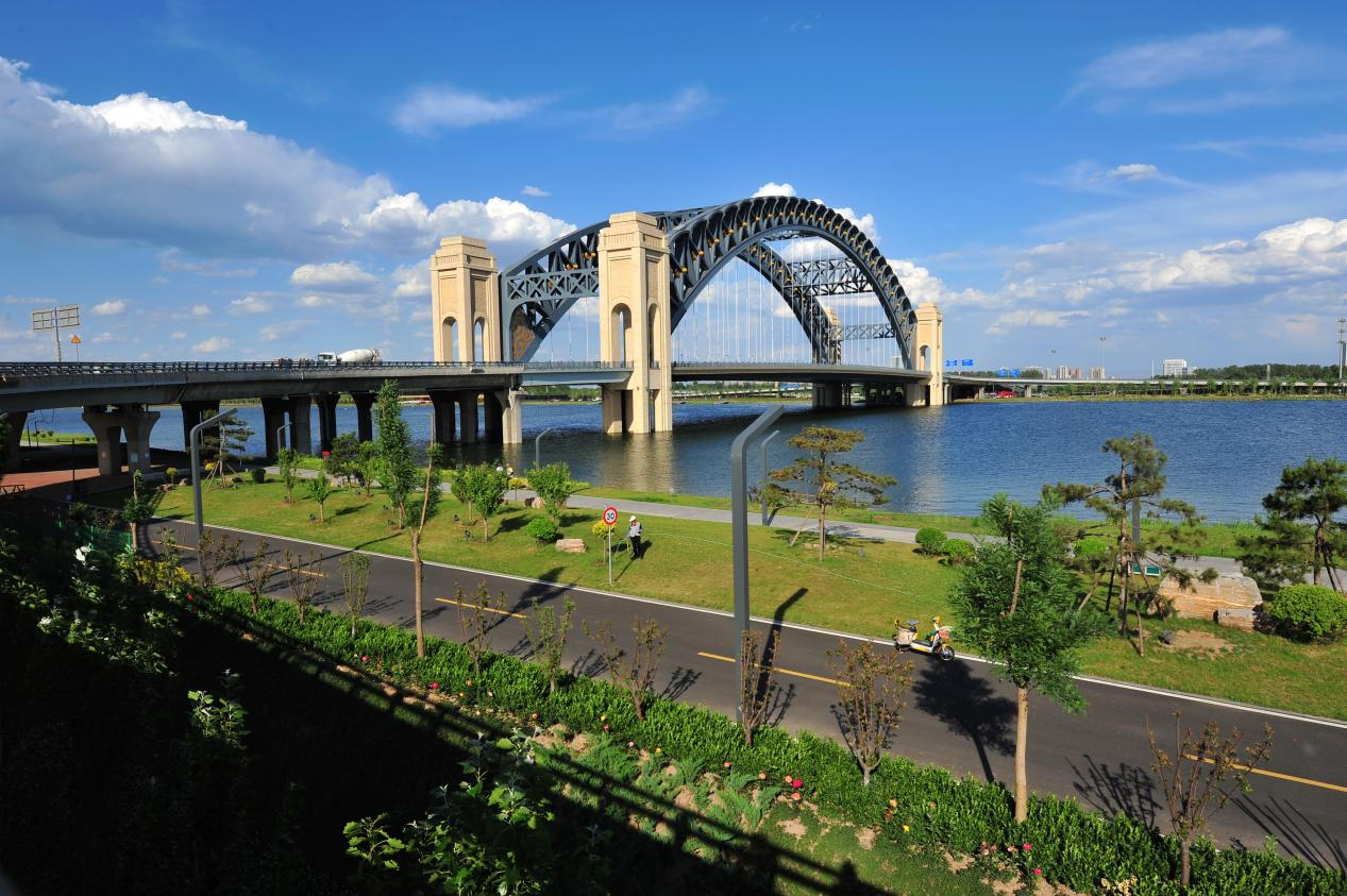 遠望太原市汾河上的晉陽橋