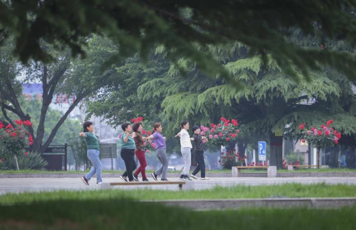 侯馬市民在公園內鍛煉身體