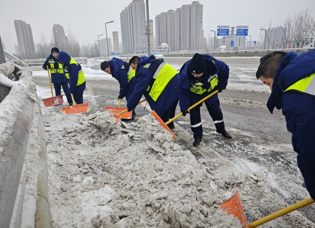 太原城管在清理積雪。太原市城鄉(xiāng)管理局供圖