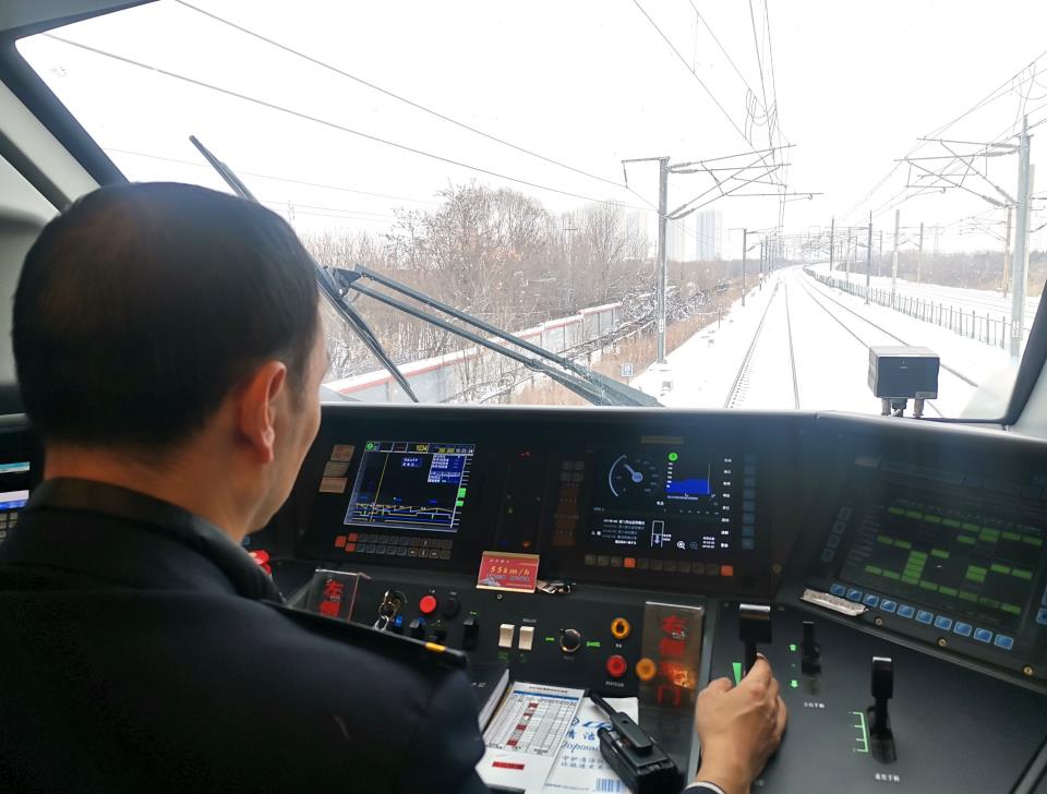 王杰操縱的動車組在雪中減速運行。張秋生攝