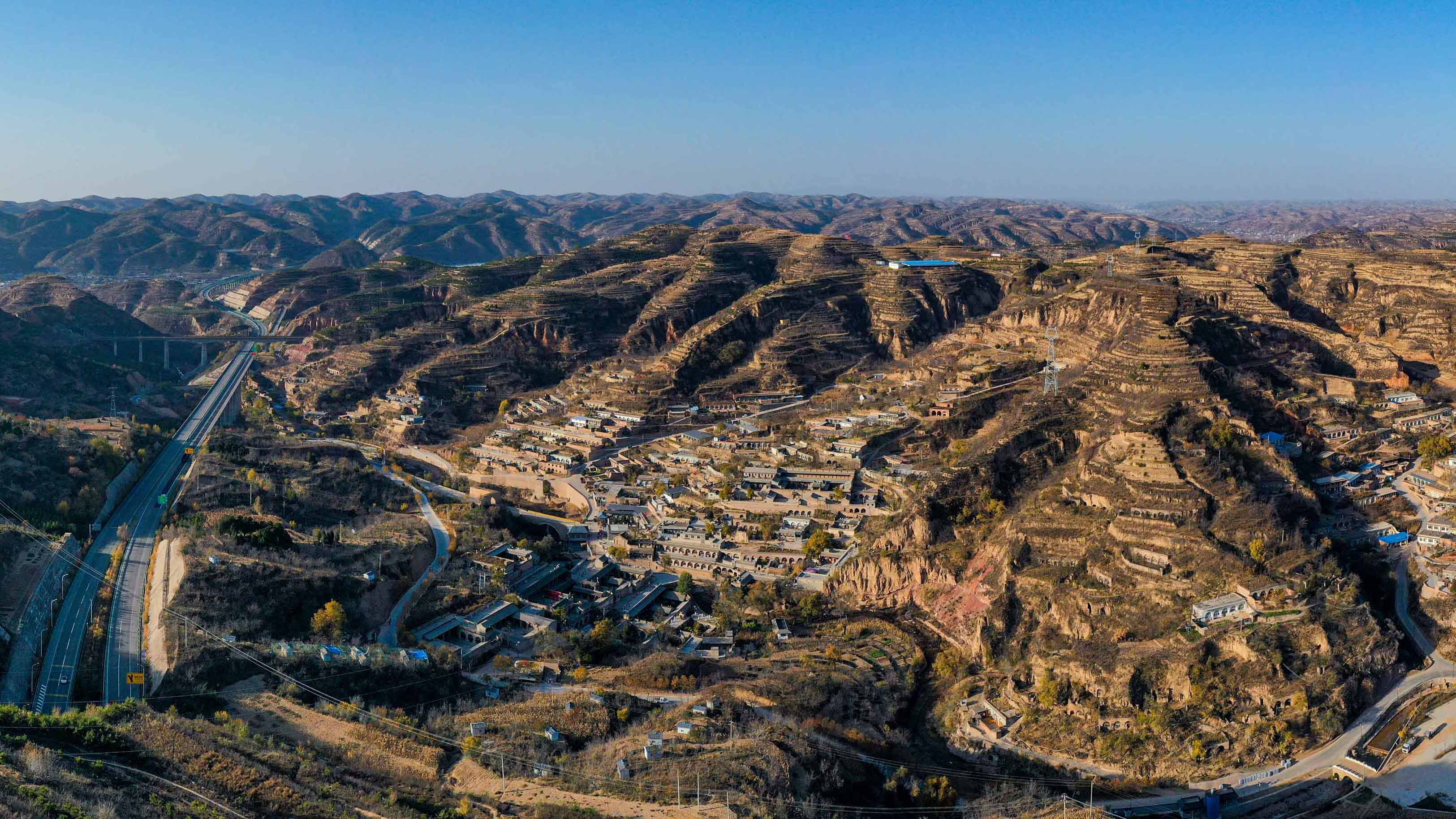 臨縣孫家溝村子四面環(huán)山，中間是盆地，18大院和32小院錯落有致地分布在溪水南北兩岸的盆地內(nèi)，儼然一座“世外桃源”。