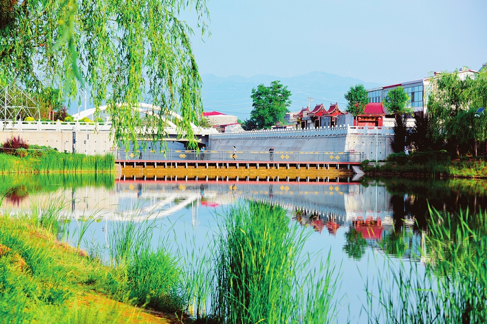 清水復(fù)流 城水相融原平市沙河公園美景如畫，該市加大生態(tài)修復(fù)力度，建設(shè)生態(tài)環(huán)保城市，城北沙河昔日的干河槽如今清水長流、綠樹成蔭，成為市民休閑的好去處。