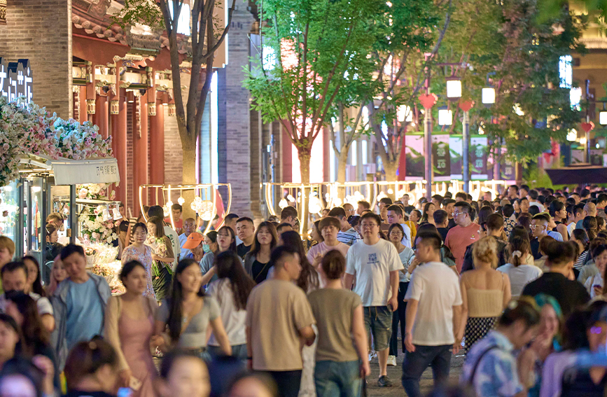 夜晚的鐘樓街人來(lái)人往。張超寧攝