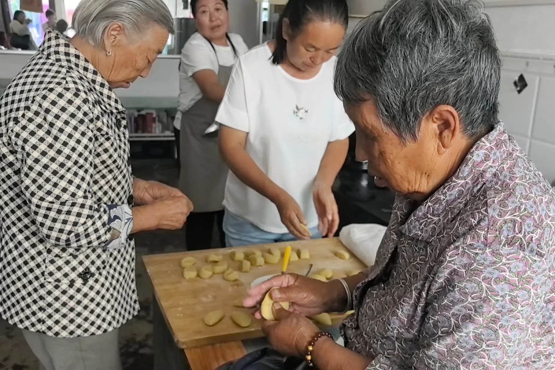 在中陽縣前岔溝村“好鄰居助老小院”，老人們聚在一起準(zhǔn)備晚飯。人民網(wǎng) 王晏如攝